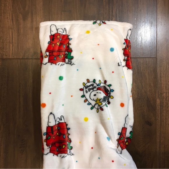 Peanuts Snoopy “Be Merry & Bright” Soft Throw Blanket Collection - Picture 5 of 5